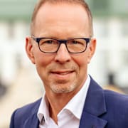 Skandiamäklarnas Daniel Lundberg och Svensk Fastighetsförmedlings Erik Wikander. Pressbilder.