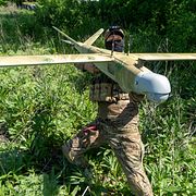 Ukrainsk soldat förbereder en drönare.