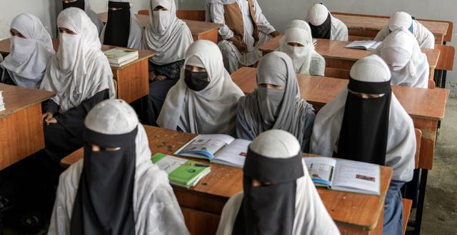 En grupp kvinnor i en religiös skola efter talibanernas maktövertagande. Ebrahim Noroozi / AP