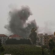 Rök stiger efter israeliskt bombanfall i Tyr.