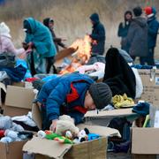 En pojke på flykt samlar på sig leksaker som har anlänt till den polska gränsövergången Medyka. 28 februari.