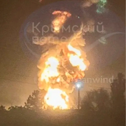 En karta över ockuperade Krymhalvön, markerad med oljedepån vid Feodosia. Bredvid en bild på den påstådda branden från den pro-ukrainska Telegramkanalen Crimean wind. 