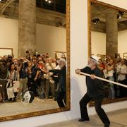 Michelangelo Pistoletto slår sönder en spegel under Venedigs konstuställning 2009