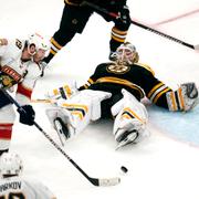 Boston Bruins Linus Ullmark ligger på isen.