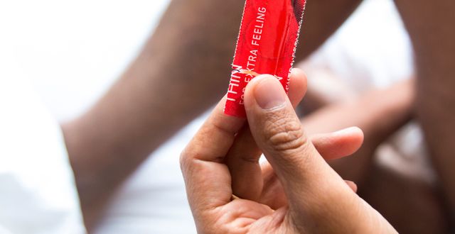 Person håller i kondompaket/Illustrationsbild isabell Höjman/TT