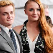 Skådespelarna Jack Gleeson och Sophie Turner vid en premiärvisning.