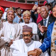 Nigerias president Muhammadu Buhari skriver under frihandelsavtalet.