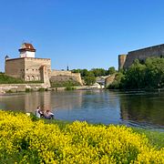 Floden som skiljer Narva och Ivangorod.