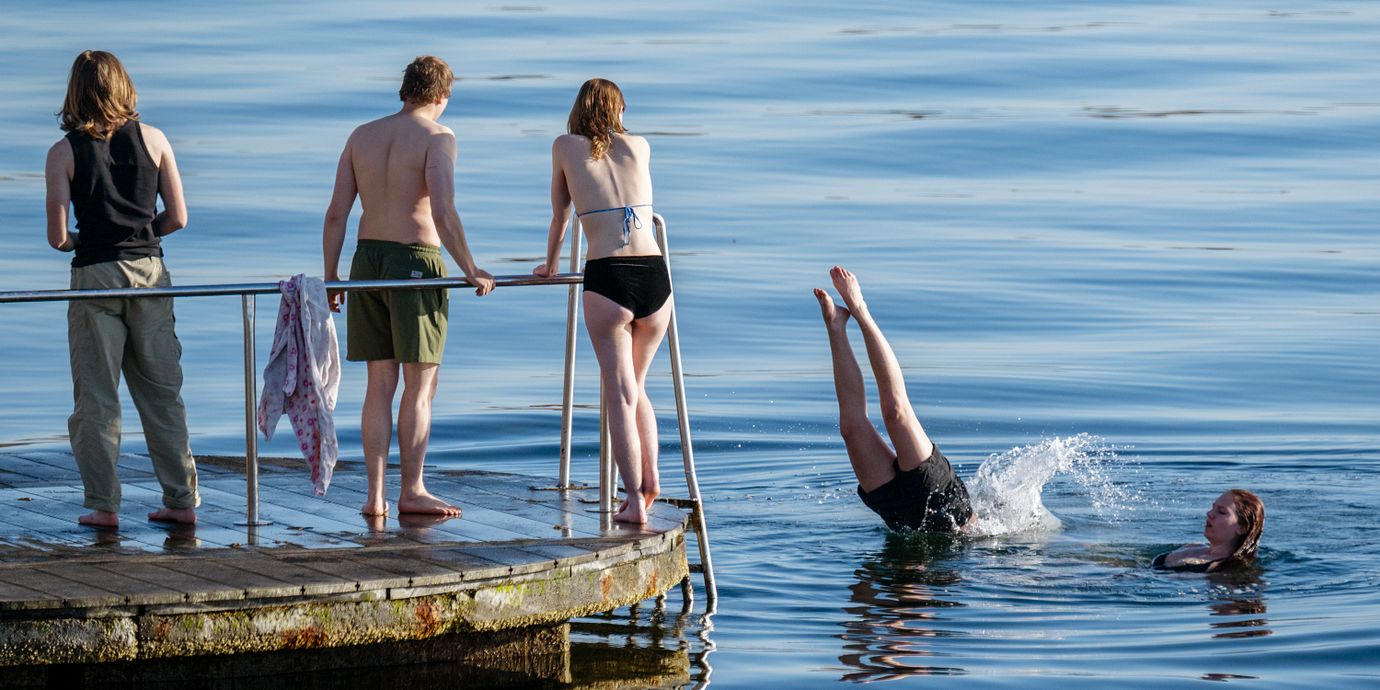 Människor badar i Malmö.