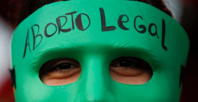 Arkivbild. En mask under en demonstration för legalisering av abort i Argentina 2020.  Natacha Pisarenko / AP