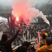 Demonstranter har startat en rörelse kallad Bloquons Tout (”Blockera allt”) i protest mot bland annat de föreslagna neddragningarna i budgeten. 