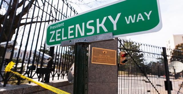 ”President Zelenskyjs väg” visar en skylt vid ryska ambassaden i Washington DC. Den ska dock vara uppsatt av aktivister. Manuel Balce Ceneta / AP