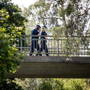 Poliser på gångbron i Visättra, Flemingsberg, där skottlossning skedde i juli 2021.