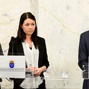 Miljöpartiets Åsa Romson och Maria Ferm och migrationsminister Tobias Billström,