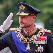 Kung Haakon VIII i samband med att han avlade eden där han svor att regera Norge i enlighet med landets lagar.