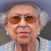 Drottning Elizabeth vid ett av de sista tillfällen hon fotograferades, det så kallade platinumjubileet i juni 2022. Till höger Boris Johnson i samband med att han meddelar sin avgång utanför 10 Downing Street.