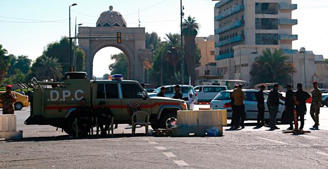 Säkerhetsstyrkor spärrar av vägen till Bagdads gröna zon efter attacken. Hadi Mizban / TT NYHETSBYRÅN