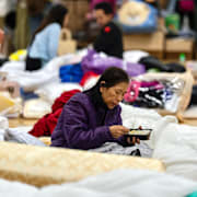 En kvinna äter på ett tillfälligt boende i Hongkong 