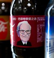 Buffett på en Coca-Cola-flaska. Mark Schiefelbein / TT NYHETSBYRÅN
