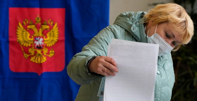 Kvinna röstar i Sankt Petersburg, Ryssland. Dmitri Lovetsky / TT NYHETSBYRÅN