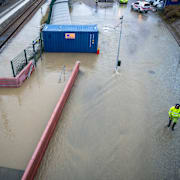 Personal på plats vid en större vattenläcka på stationen i Ramlösa söder om Helsingborg på onsdagsmorgonen. Vattnet fyller trappan ner under spåren samt delar av rälsen.  