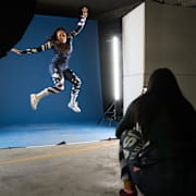 Den amerikanska skidåkaren Jackie Wiles fotograferas av lagkamraten Bella Wright inför OS i Milano-Cortina. 