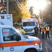 Ambulanspersonal på plats vid olyckan.