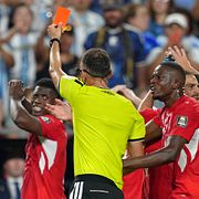 Breel Embolo började gråta när han visades ut i VM-kvartsfinalen.