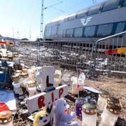 Blommor, ljus och gosedjur på platsen i Kumla, där den 13-åriga flickan tros ha tagit sitt liv