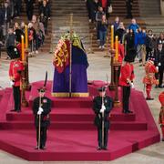 Allmänheten hedrar drottning Elizabeth II i Westminster Hall tidigt under måndagsmorgonen. Senare under dagen ska hon begravas. 