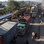 Lastbilar under en trafikstockning i Islamabad. Arkivbild.