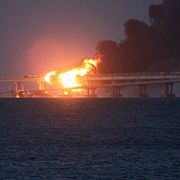 Eld och rök efter explosionen på bron.  AP