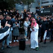 Fans utanför Newcastles stadium St James Park efter beskedet om ägarbytet.