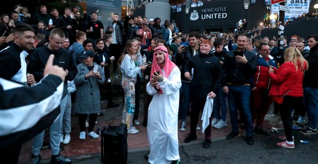 Fans utanför Newcastles stadium St James Park efter beskedet om ägarbytet. LEE SMITH / BILDBYRÅN