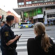 Polisen utanför Västermalmsgallerian på fredagskvällen.