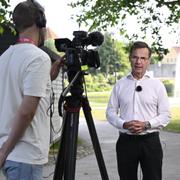 Statsminister Ulf Kristersson (M) under intervju med SVT i Almedalen.