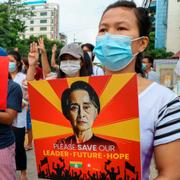 Demonstranter i Myanmar protesterar mot arméns maktövertagande och gripandet av Aung San Suu Kyi.