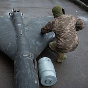En ukrainsk soldat undersöker en nedskjuten shahed-drönare 2024. Den nya versionen har bytt ut propellern mot en jetmotor.