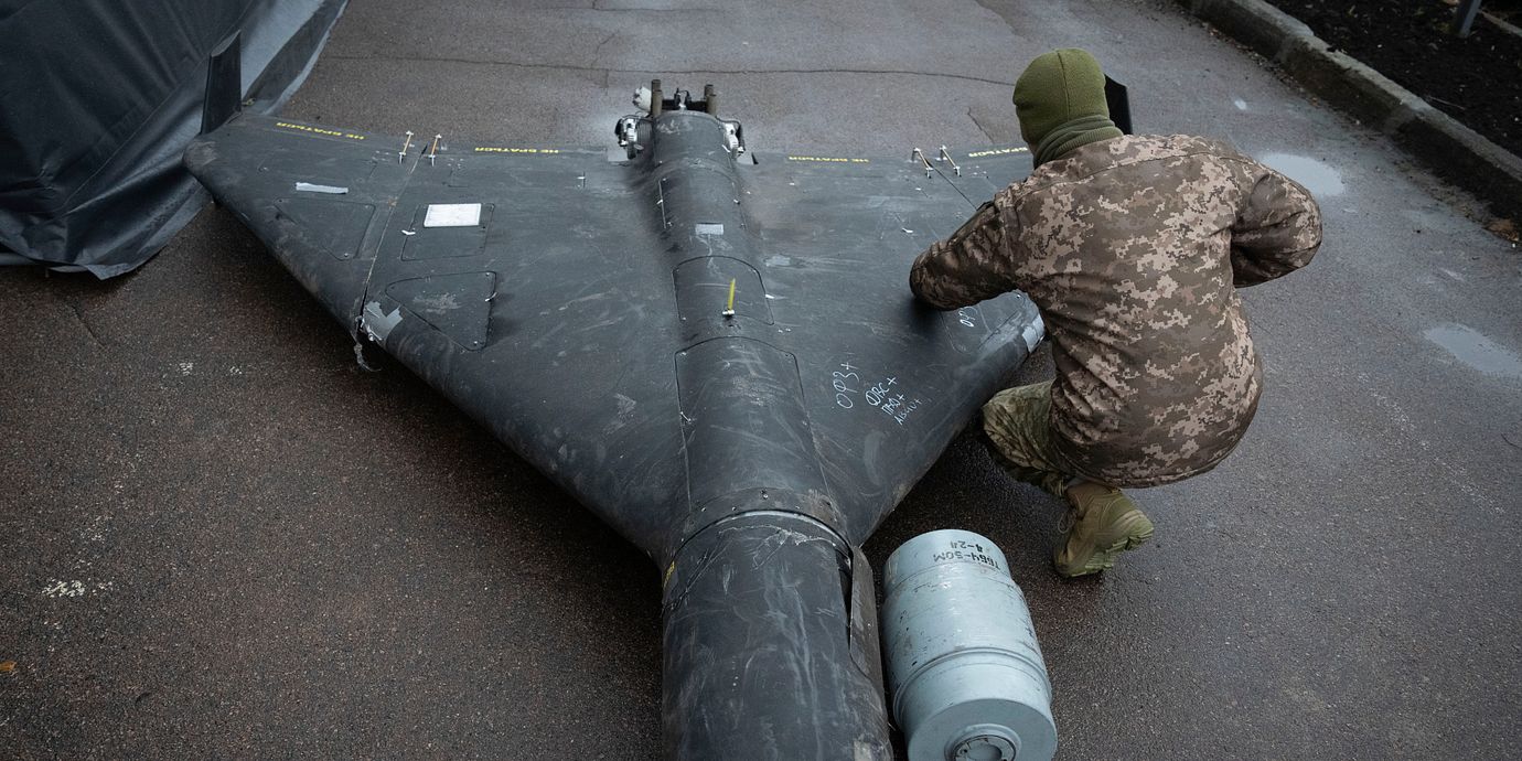 En ukrainsk soldat undersöker en nedskjuten shahed-drönare 2024. Den nya versionen har bytt ut propellern mot en jetmotor.