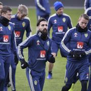 Sveriges Jimmy Durmaz i mitten på Ullevål Stadion vid landslagets träning inför EM-kvalmatchen mot Norge i går.