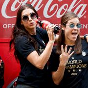 Coca-Cola-ambassadörerna och fotbollsvärldsmästarna Crystal Dunn, Alex Morgan och Kelley O’Hara efter sommarens VM-guld.