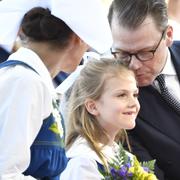 Prinsessan Estelle med mamma och pappa under nationaldagsfirandet. 