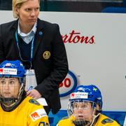 Förbundskapten Ylva Martinsen med sina spelare i VM i april.