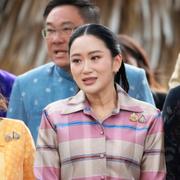 Paetongtarn Shinawatra vid regeringsbyggnaden. 