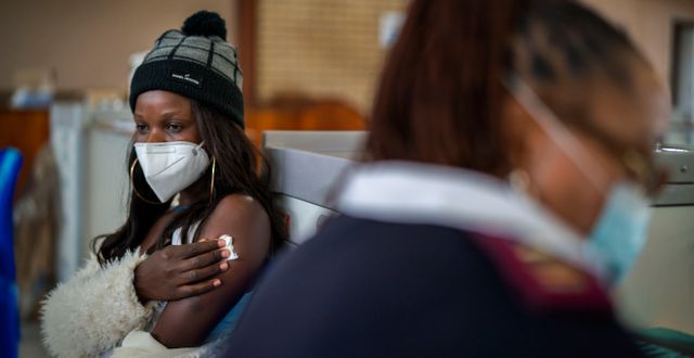 En nyvaccinerad kvinna i Sydafrika.  Jerome Delay / AP