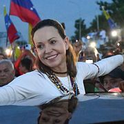 María Corina Machado när hon kördes genom Caracas.