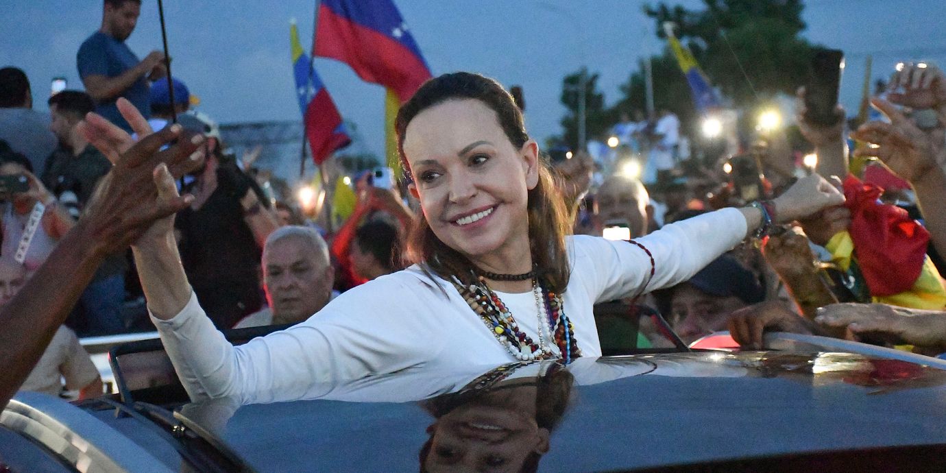 María Corina Machado när hon kördes genom Caracas.