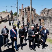 Frankrikes president Emmanuel Macronoch hans tyske motsvarighet Frank-Walter Steinmeier bland Oradours ruiner på minnesdagen.