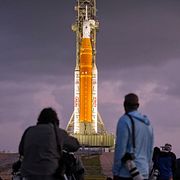 Kameror ställs upp i närheten av Kennedy Space Center.