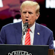 Trump under ett tal på NRA:s årsmöte 2024. 